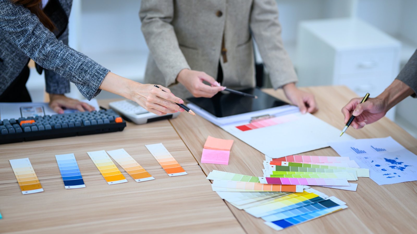 Travail créatif autour de couleurs et de supports graphiques